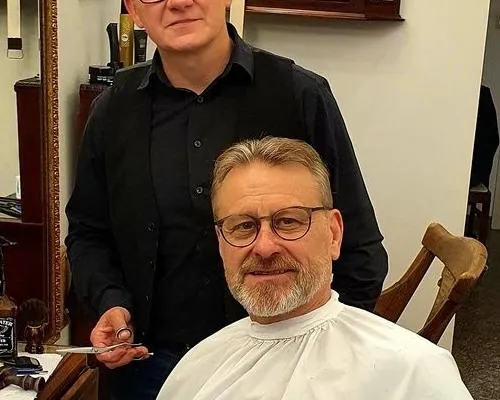 Jan Monczka na fotelu fryzjerskim